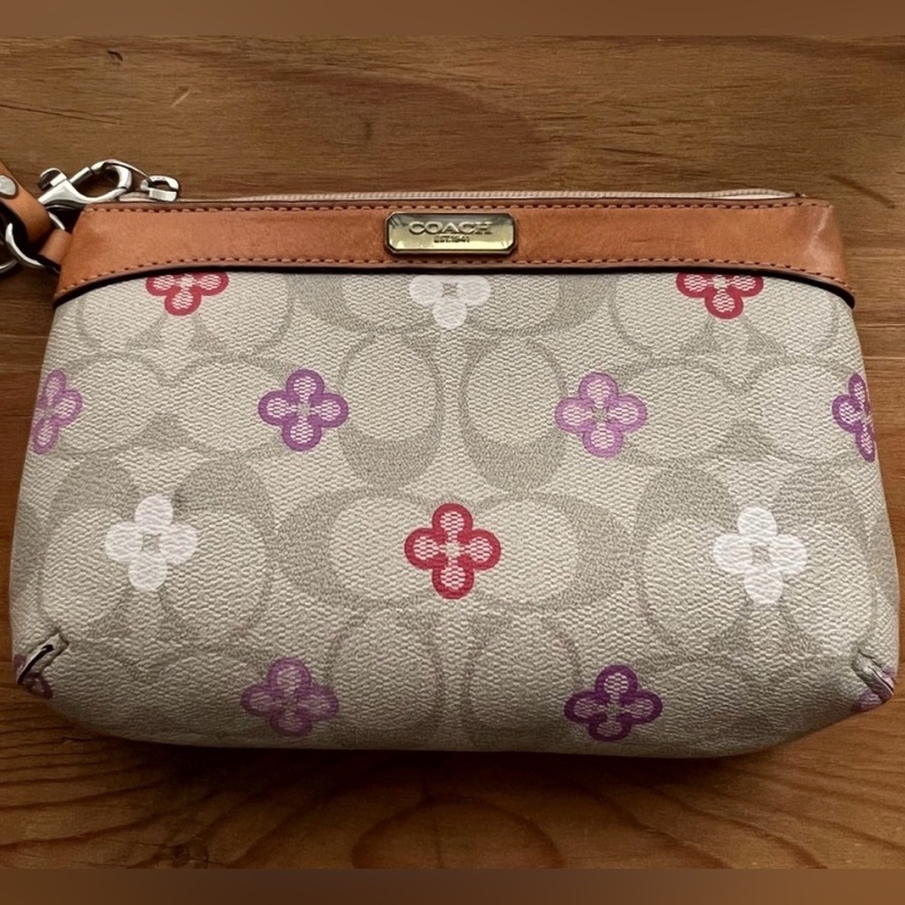 Coach Peyton signature clover wristlet LIKE NEW !!